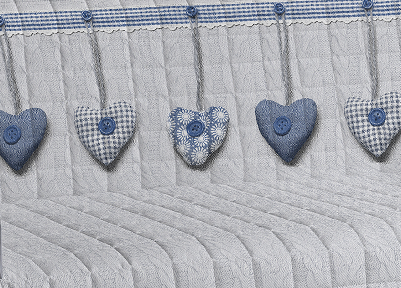 DETTAGLIO COPRIDIVANO CUORE BLU