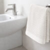 Asciugamani Salvietta Bagno In Morbida Spugna Modello Boutique Colore Bianco - Thumbnail Image 2